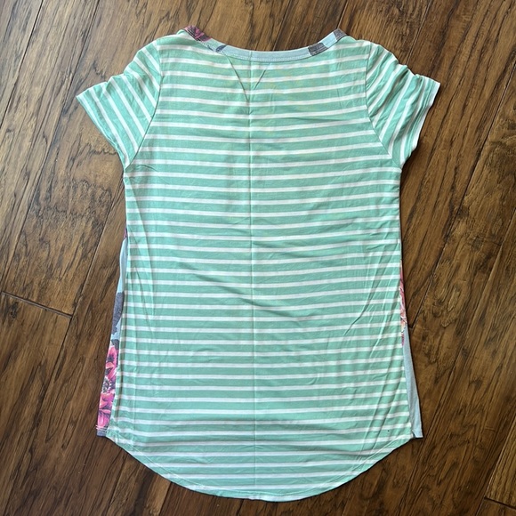 Size medium womens top - Picture 2 of 3